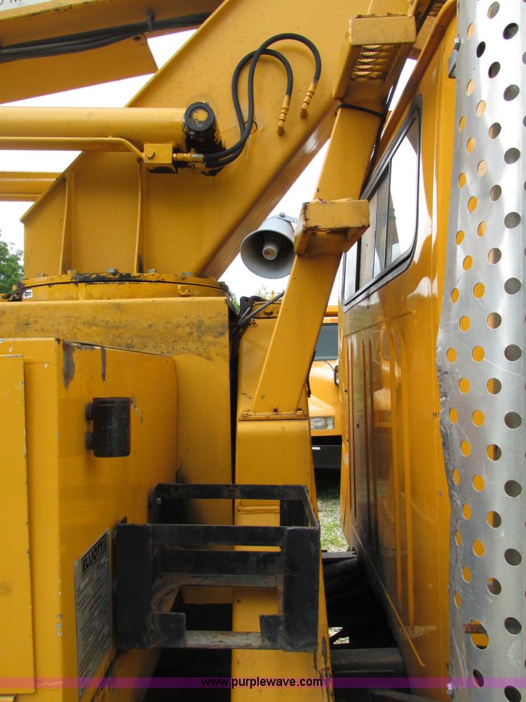 image for item AN9035 2000 International 4900 aerial truck