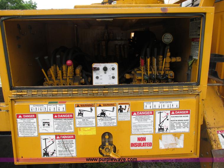 image for item AN9035 2000 International 4900 aerial truck