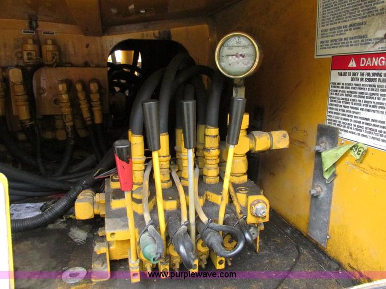 image for item AN9035 2000 International 4900 aerial truck