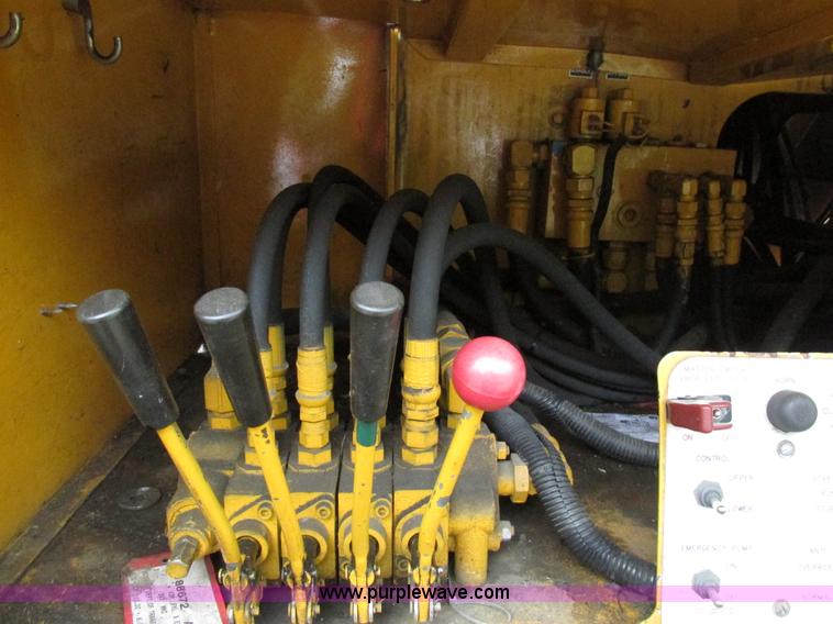 image for item AN9035 2000 International 4900 aerial truck