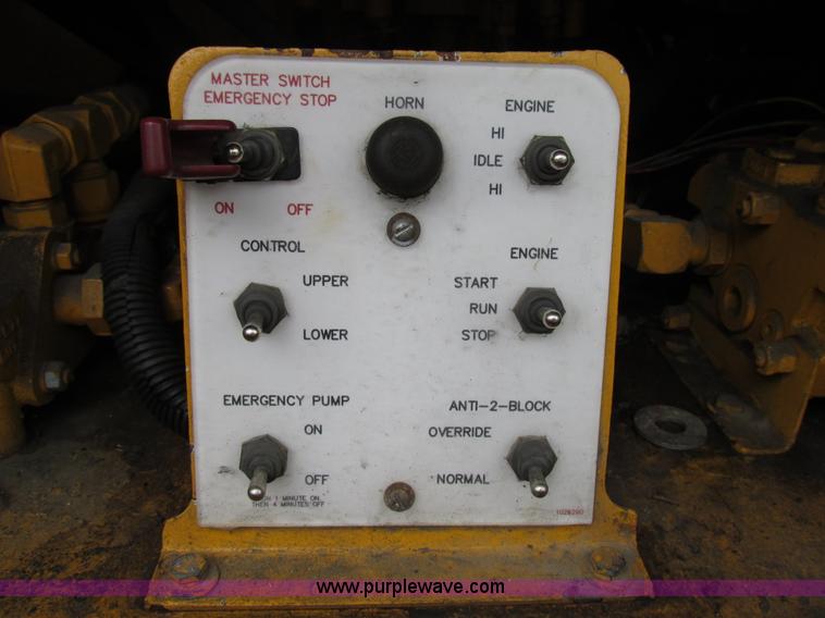 image for item AN9035 2000 International 4900 aerial truck