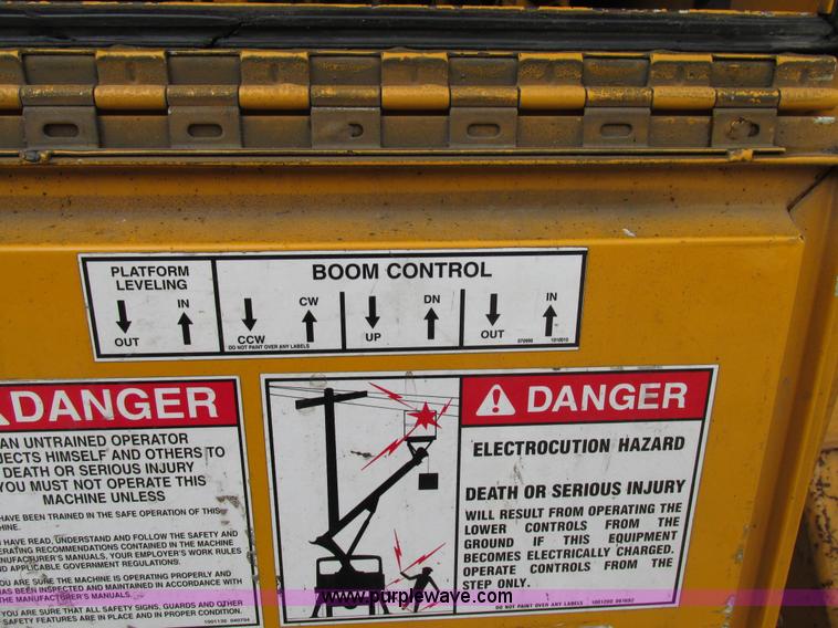 image for item AN9035 2000 International 4900 aerial truck