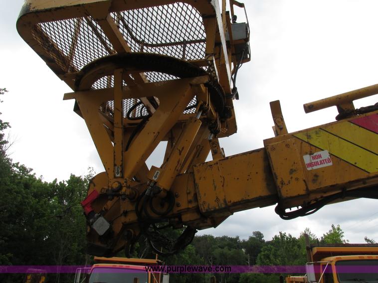 image for item AN9035 2000 International 4900 aerial truck