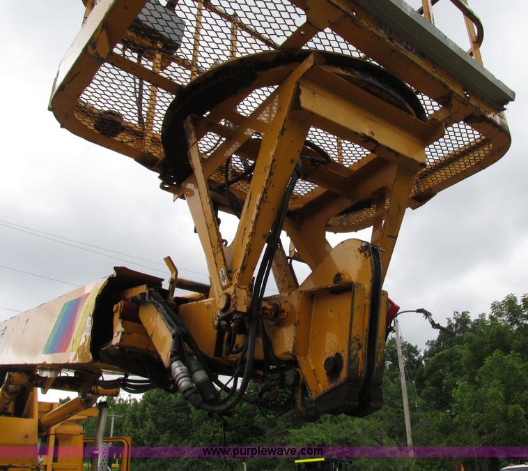 image for item AN9035 2000 International 4900 aerial truck