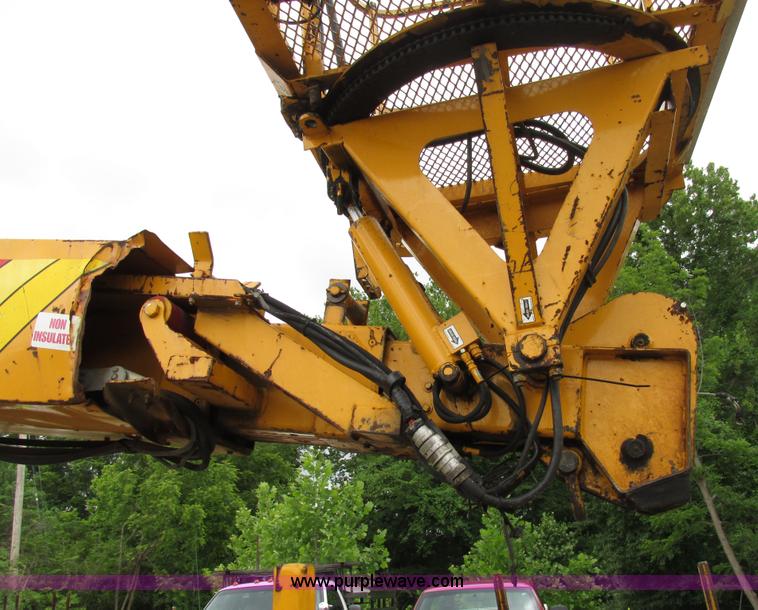 image for item AN9035 2000 International 4900 aerial truck