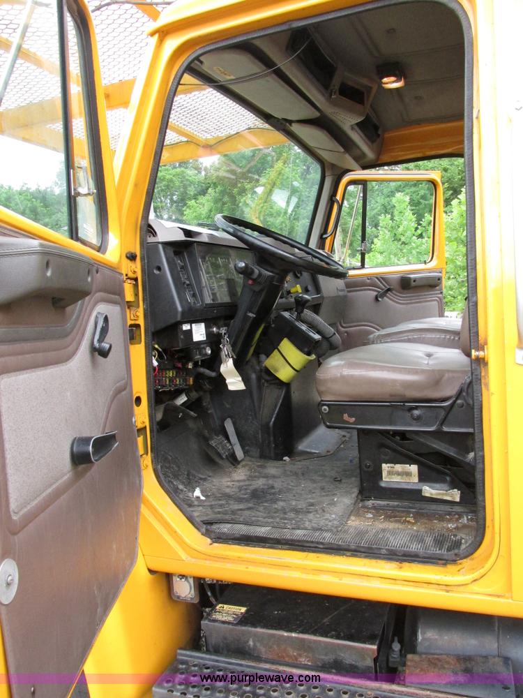 image for item AN9035 2000 International 4900 aerial truck