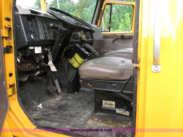 image for item AN9035 2000 International 4900 aerial truck