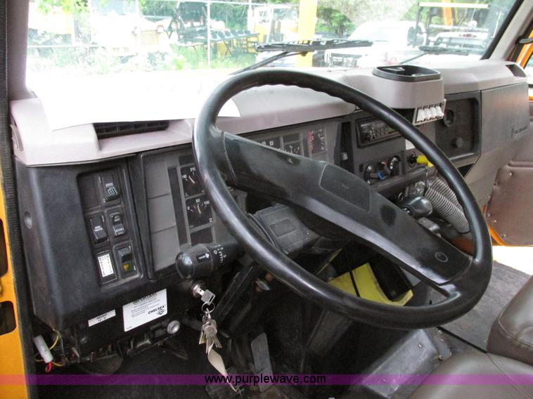 image for item AN9035 2000 International 4900 aerial truck