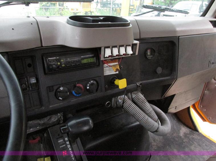 image for item AN9035 2000 International 4900 aerial truck