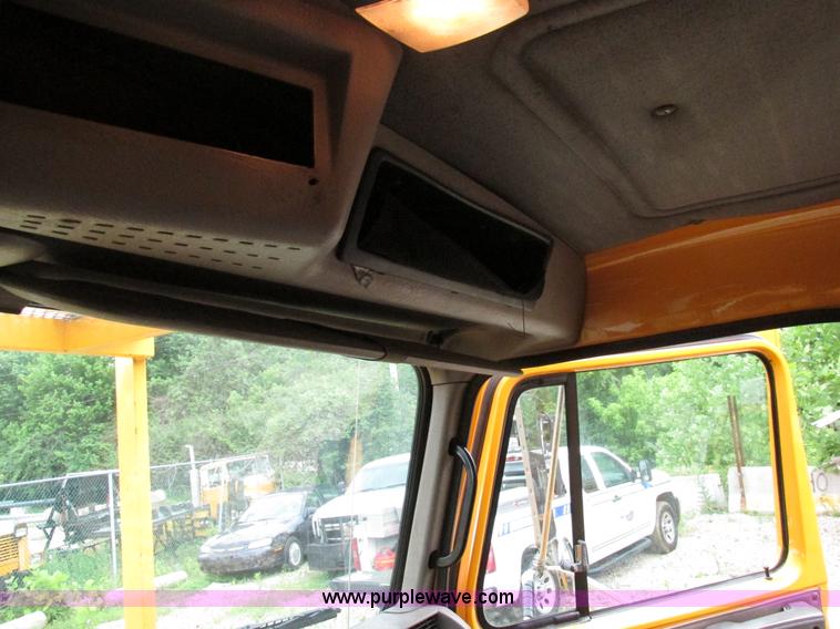 image for item AN9035 2000 International 4900 aerial truck