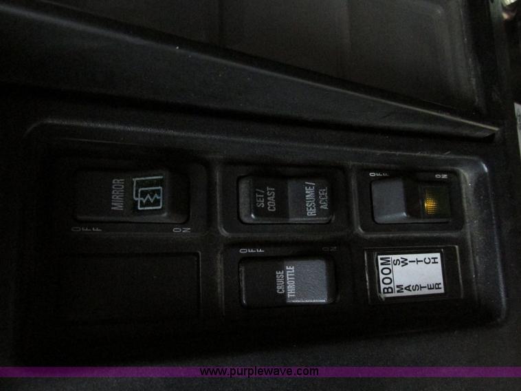 image for item AN9035 2000 International 4900 aerial truck