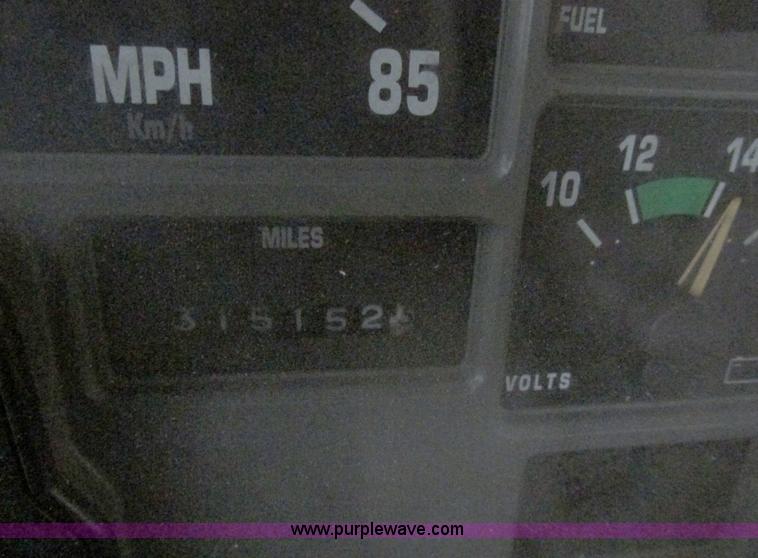 image for item AN9035 2000 International 4900 aerial truck