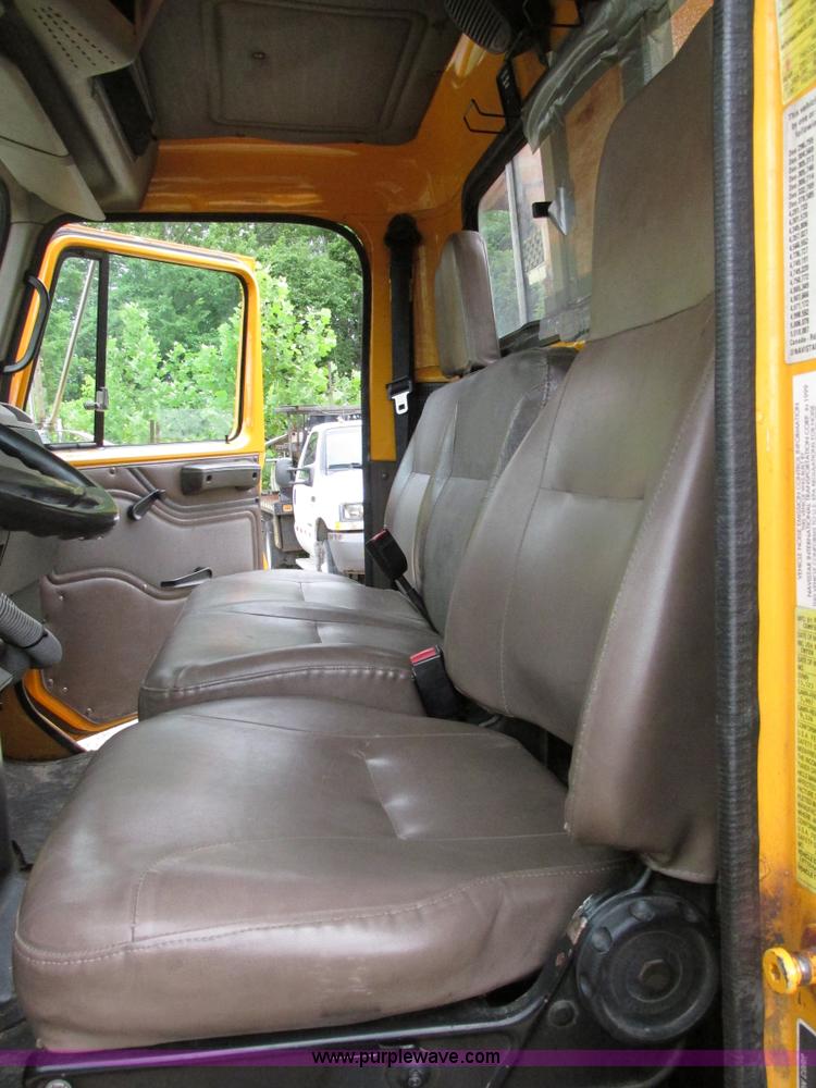 image for item AN9035 2000 International 4900 aerial truck