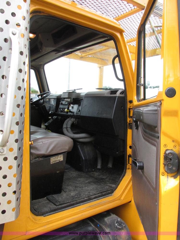 image for item AN9035 2000 International 4900 aerial truck