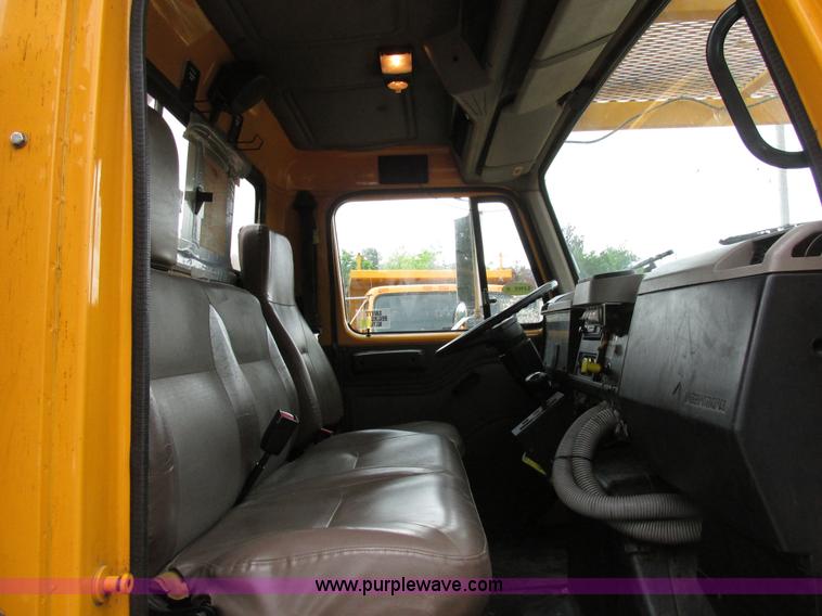 image for item AN9035 2000 International 4900 aerial truck