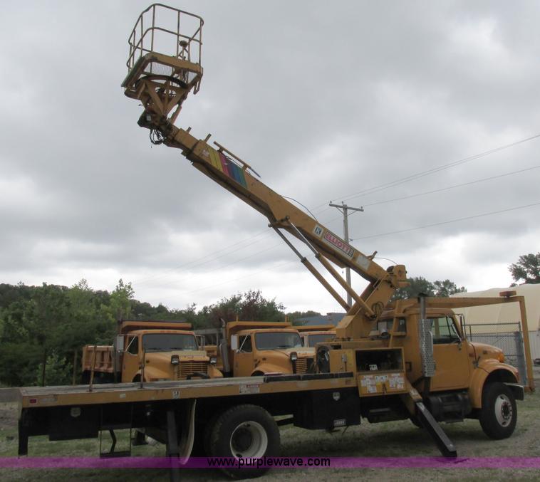 image for item AN9035 2000 International 4900 aerial truck