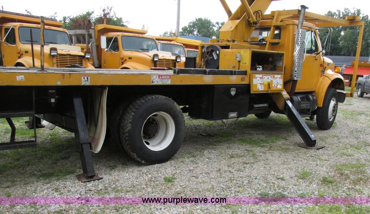 image for item AN9035 2000 International 4900 aerial truck