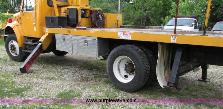 image for item AN9035 2000 International 4900 aerial truck