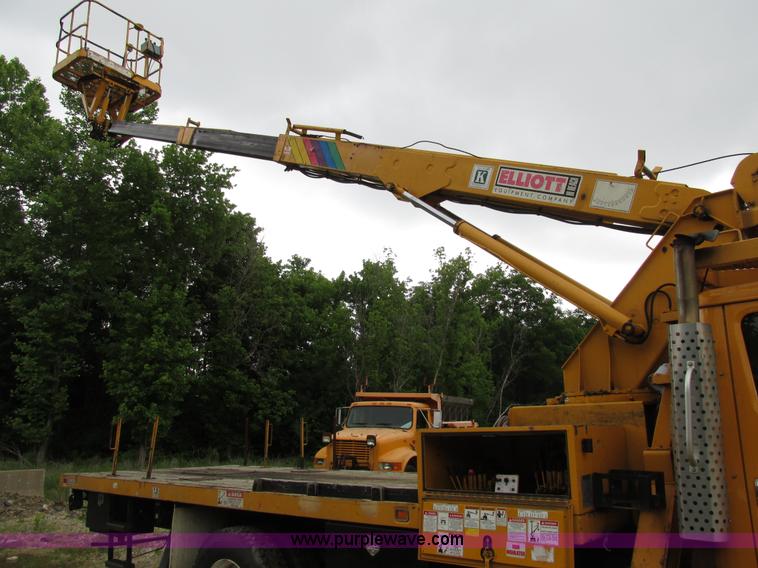 image for item AN9035 2000 International 4900 aerial truck