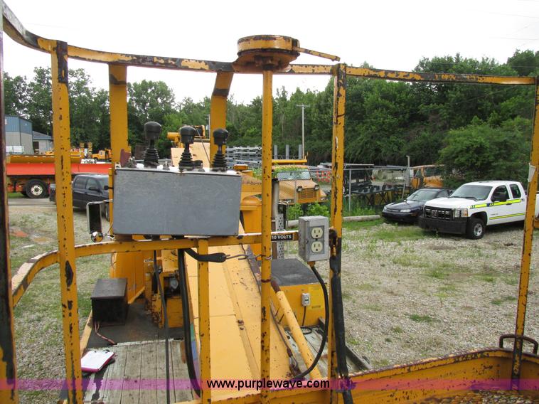 image for item AN9035 2000 International 4900 aerial truck