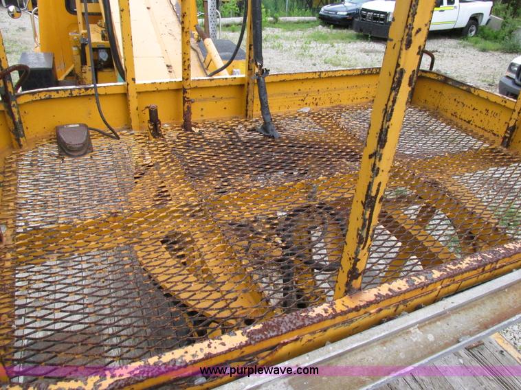 image for item AN9035 2000 International 4900 aerial truck