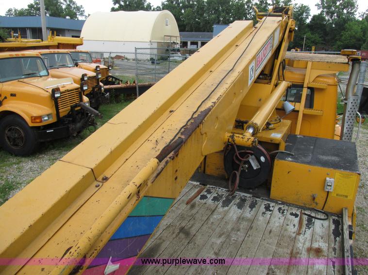image for item AN9035 2000 International 4900 aerial truck