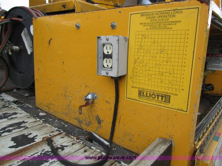 image for item AN9035 2000 International 4900 aerial truck