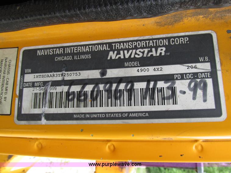 image for item AN9035 2000 International 4900 aerial truck