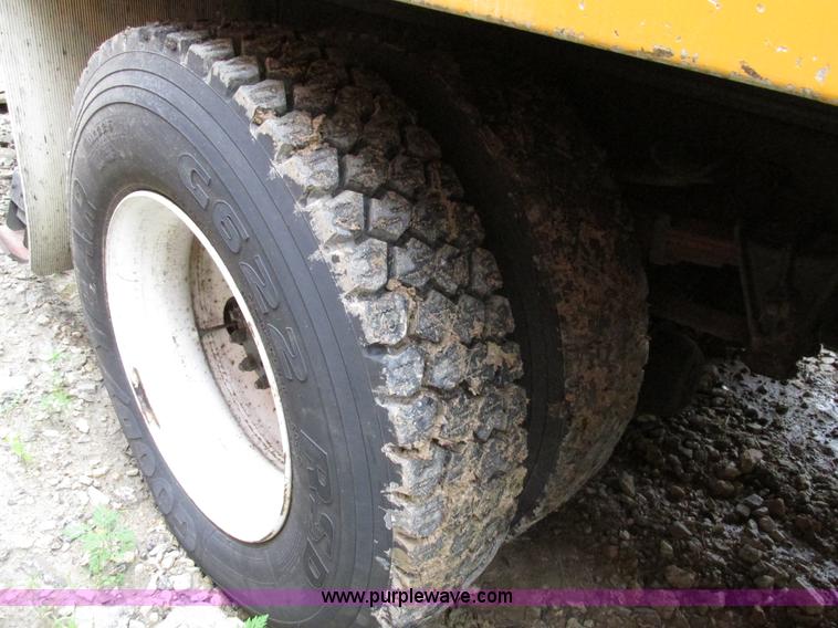 image for item AN9035 2000 International 4900 aerial truck