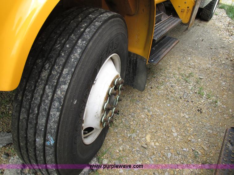 image for item AN9035 2000 International 4900 aerial truck