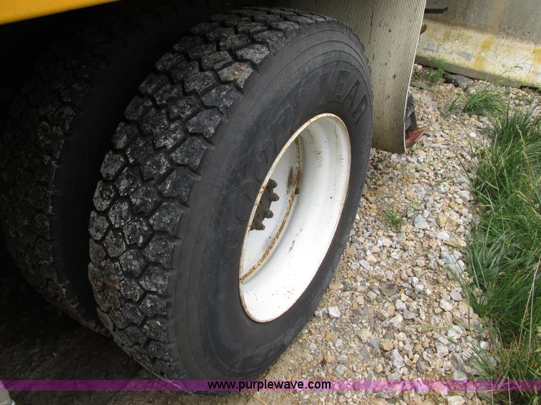 image for item AN9035 2000 International 4900 aerial truck