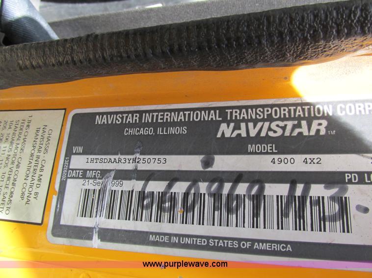 image for item AN9035 2000 International 4900 aerial truck