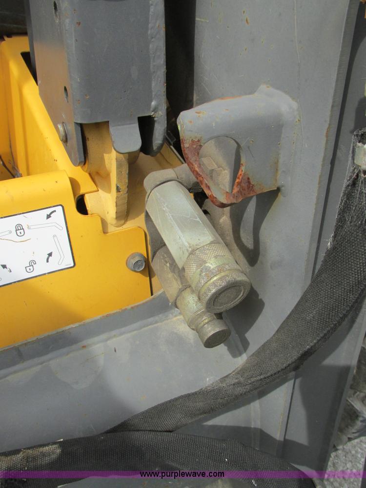 image for item AN9123 2006 Volvo MC80B skid steer