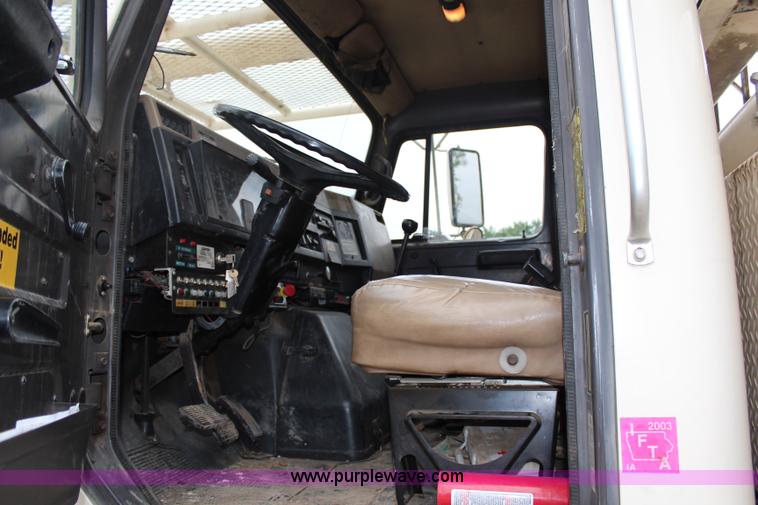 image for item H2569 1994 International 4800 bucket truck