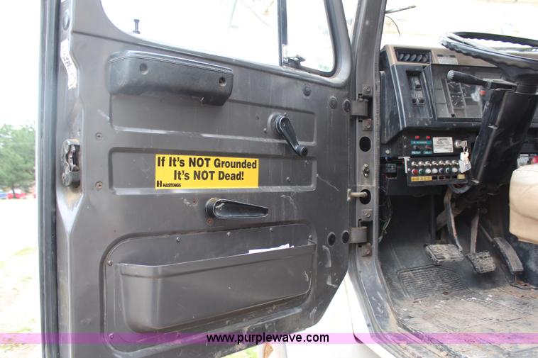 image for item H2569 1994 International 4800 bucket truck