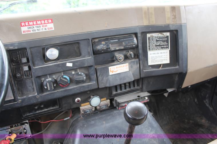 image for item H2569 1994 International 4800 bucket truck