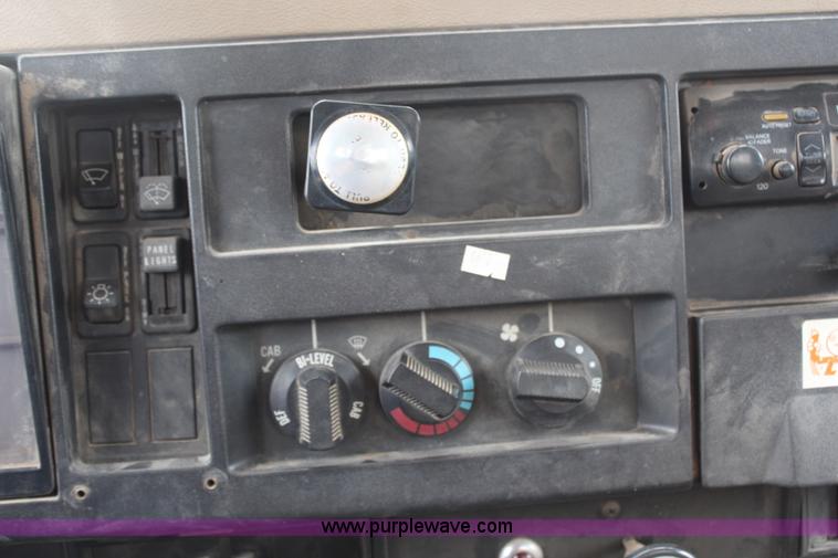 image for item H2569 1994 International 4800 bucket truck