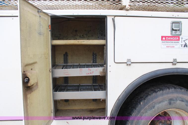 image for item H2569 1994 International 4800 bucket truck