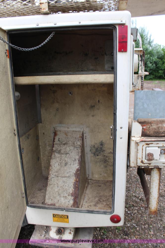 image for item H2569 1994 International 4800 bucket truck