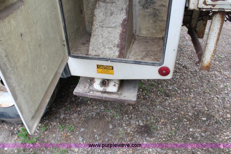 image for item H2569 1994 International 4800 bucket truck