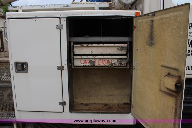 image for item H2569 1994 International 4800 bucket truck