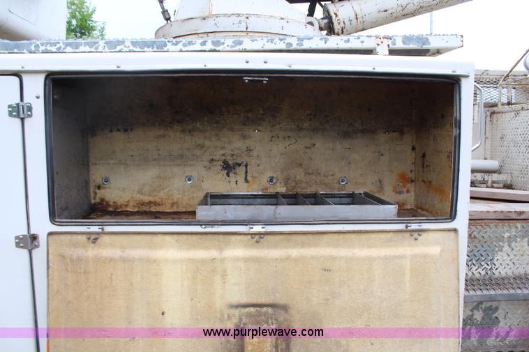 image for item H2569 1994 International 4800 bucket truck