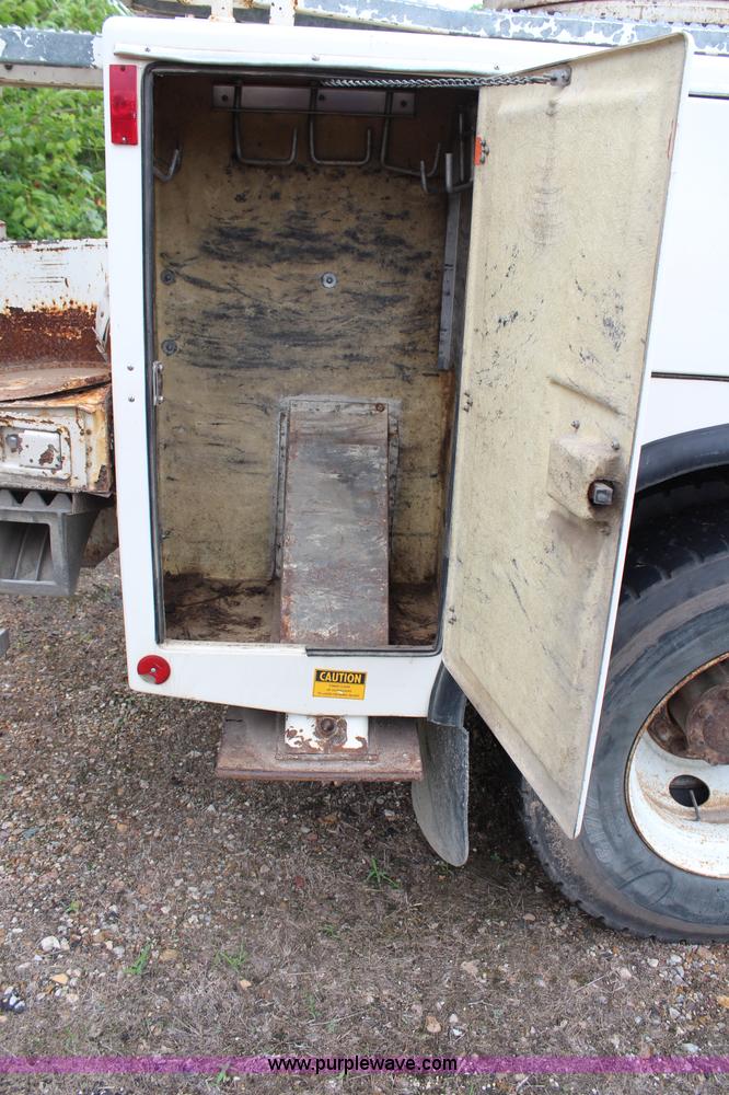 image for item H2569 1994 International 4800 bucket truck