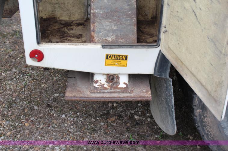 image for item H2569 1994 International 4800 bucket truck