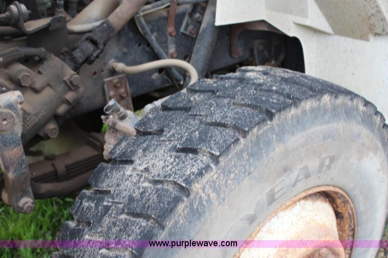 image for item H2569 1994 International 4800 bucket truck