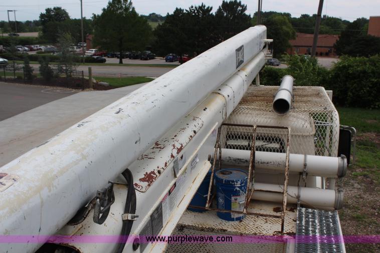 image for item H2569 1994 International 4800 bucket truck