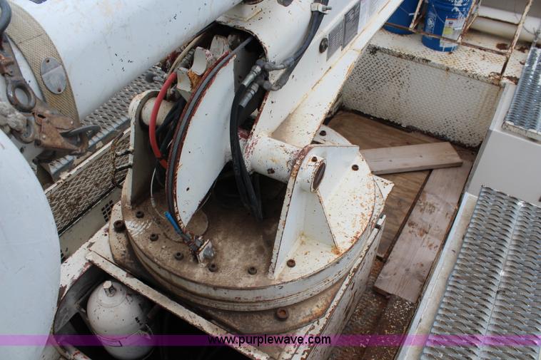 image for item H2569 1994 International 4800 bucket truck