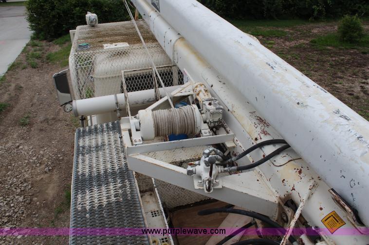 image for item H2569 1994 International 4800 bucket truck