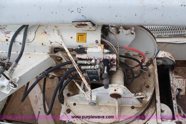 image for item H2569 1994 International 4800 bucket truck