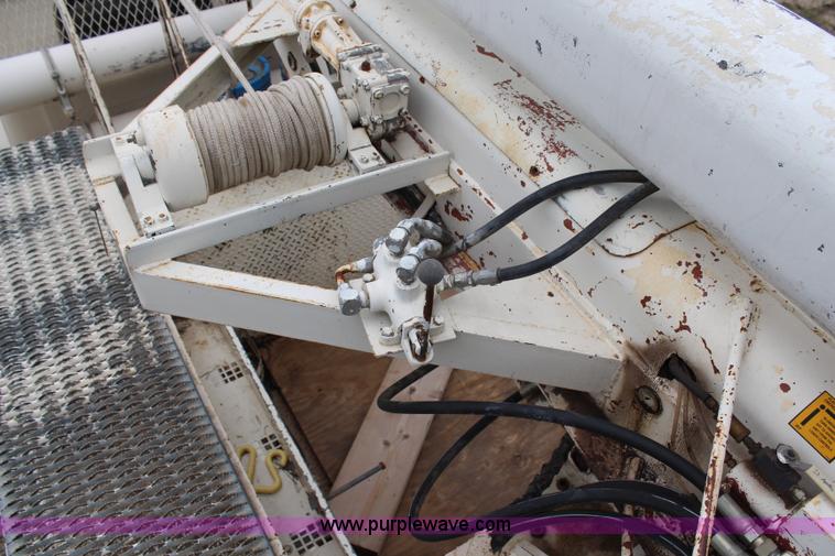 image for item H2569 1994 International 4800 bucket truck